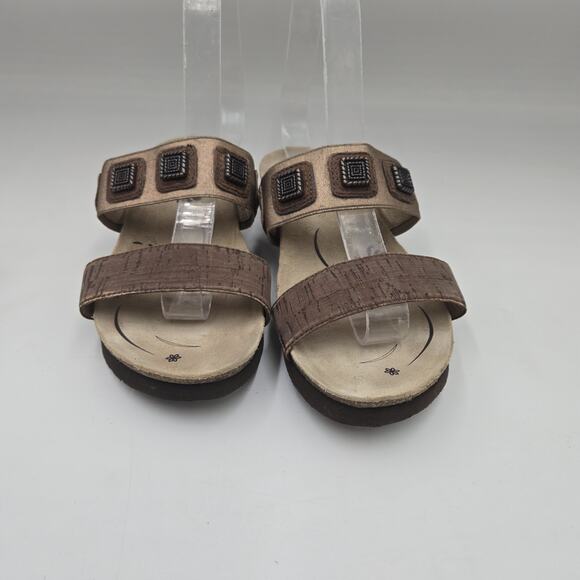 Abeo Sandals Slip On Double Strap Gold Square Medallion Detail WN 6 Low Wedge - Picture 2 of 5